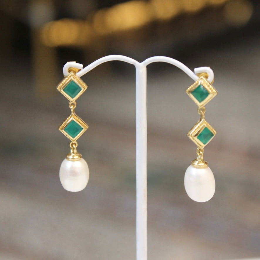 Textured Bezel Pearl Earrings - Green Onyx