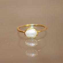 East West Oval Stacker Ring - Pearl - Gold