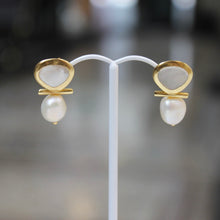 Pearl Bar Studs - Mother of Pearl
