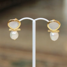 Pearl Bar Studs - Mother of Pearl